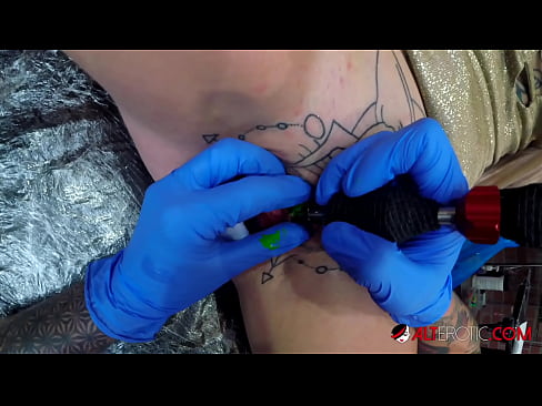 ❤️ Uiters getatoeëerde hottie Sully Savage het 'n tatoeëermerk op haar klitoris gekry ❤️ Porno vk by ons af.sitevox.top ❌️❤